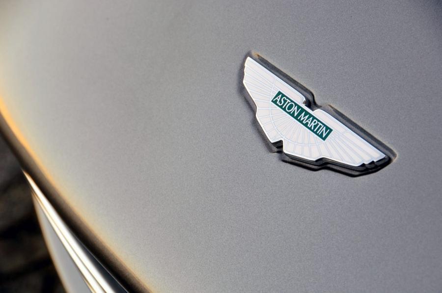 Логотип Aston Martin DB9 Volante 2009 года  (фото 31 из 41)